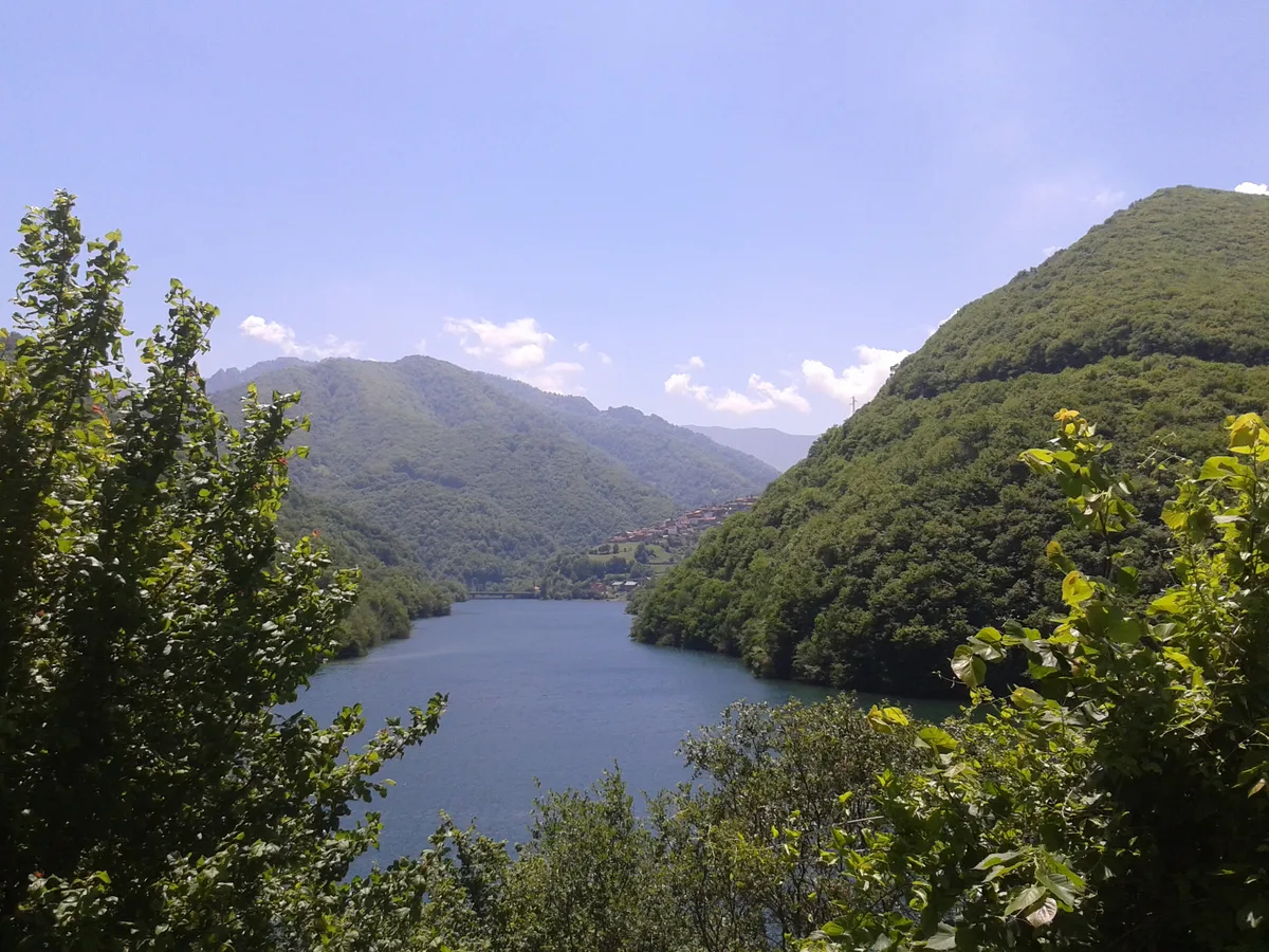 Embalse de Tanes — File:Río Nalón, embalse de Tanes 04.jpg