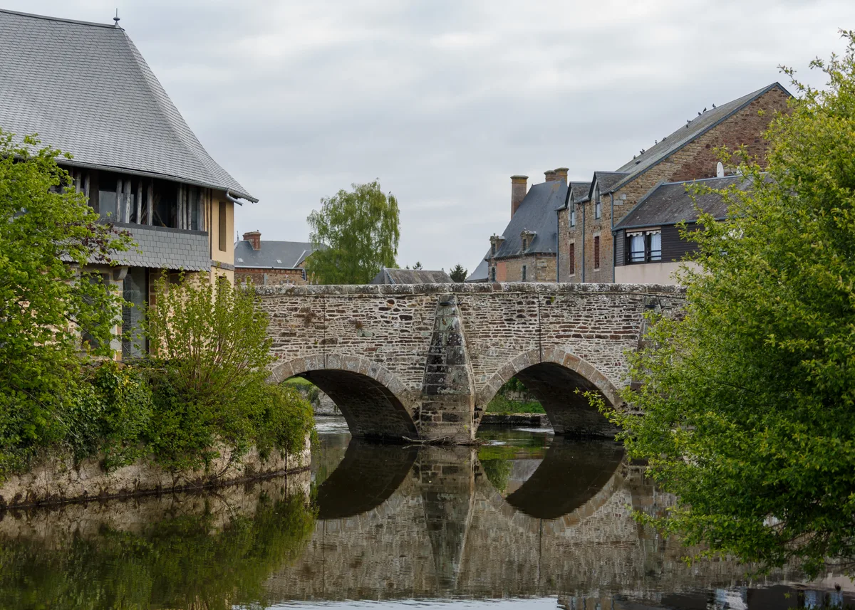 Sélune — Ducey LaManche France Old-Bridge-over-Selune-River-02