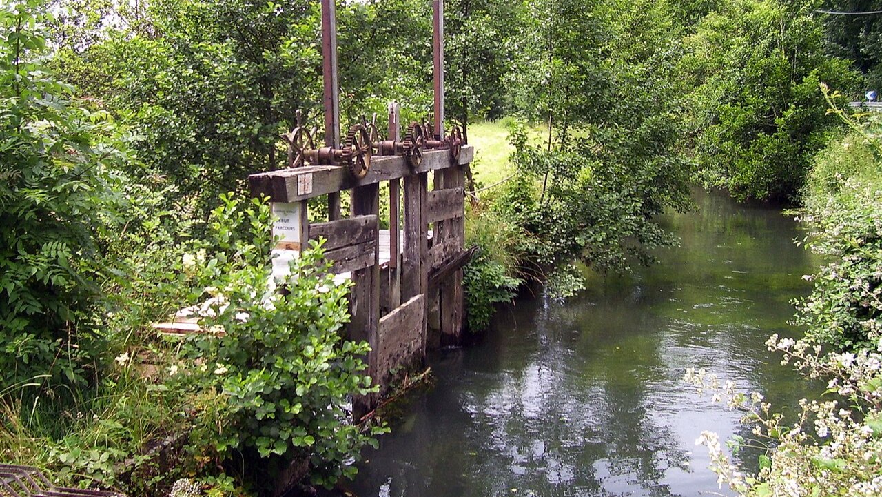 Weir of the Charentonne near the castle in Menneval