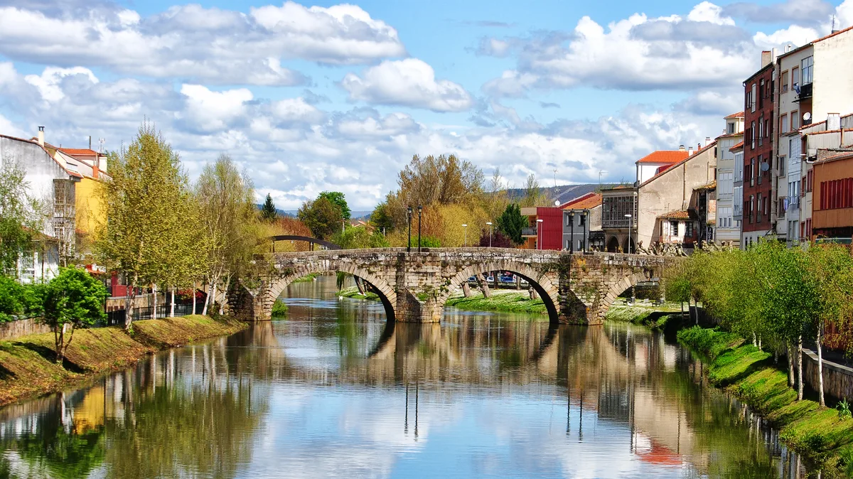 Río Cabe — Puente Viejo sobre el río Cabe, en Monforte de Lemos (Lugo, España)