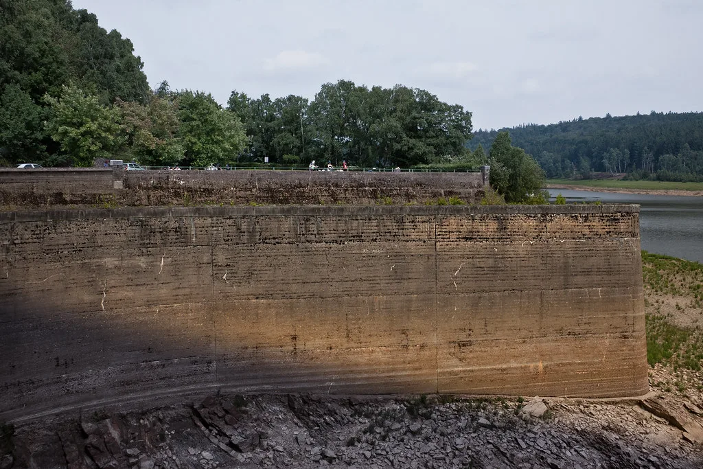 Weser / Vesdre (Upper) — the wall, at sunday evening