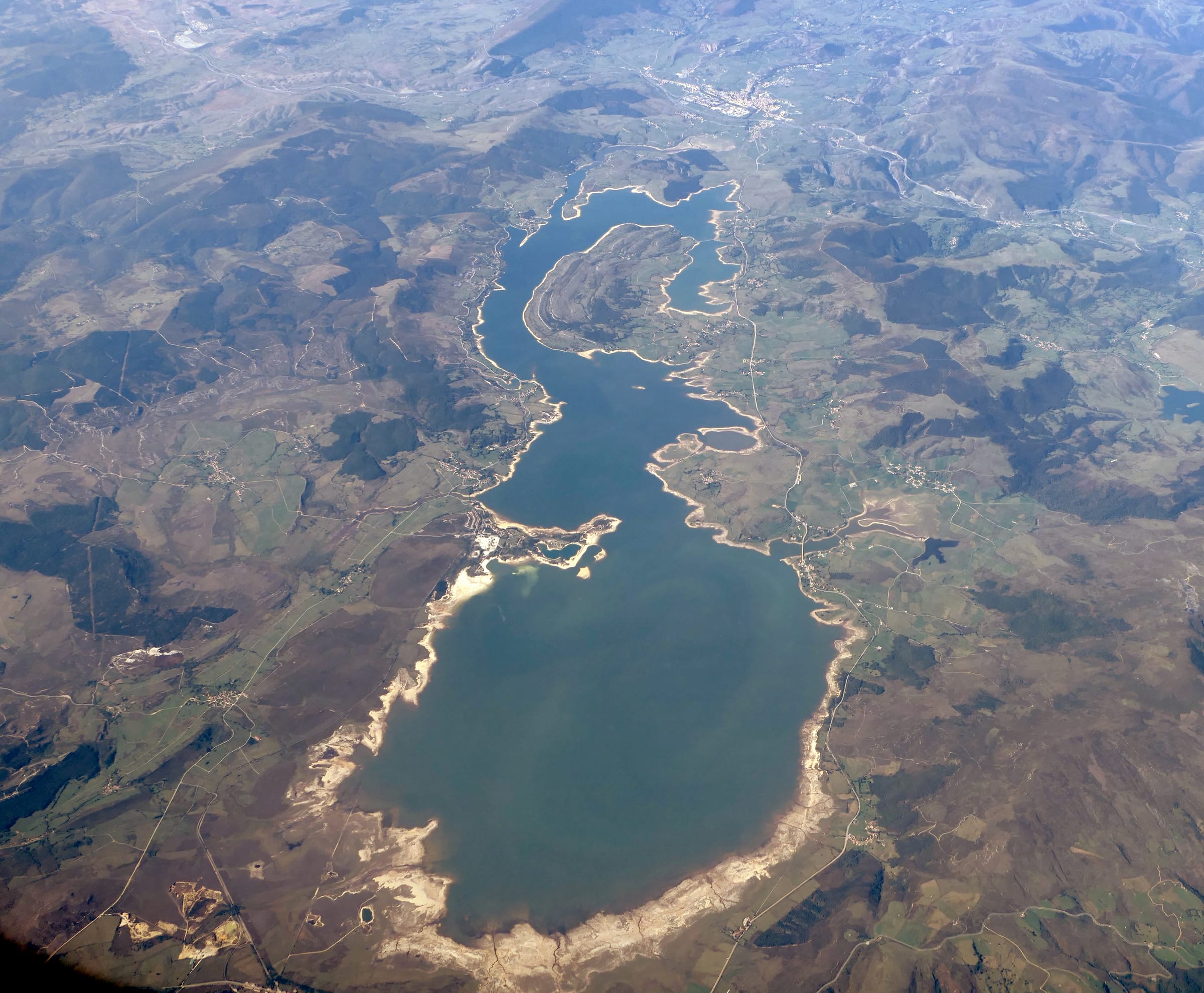 Aerial photograph of the Embalse del Ebro straddling the Cantabria–Burgos border.