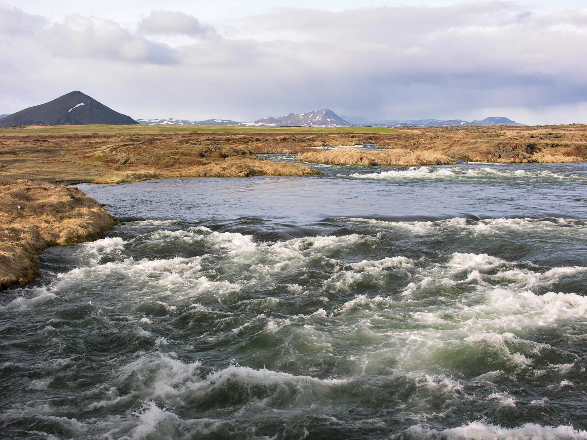 The Laxá river near Skútustaðir close to Mývatn, with the volcano Vindbelgjarfjall behind.