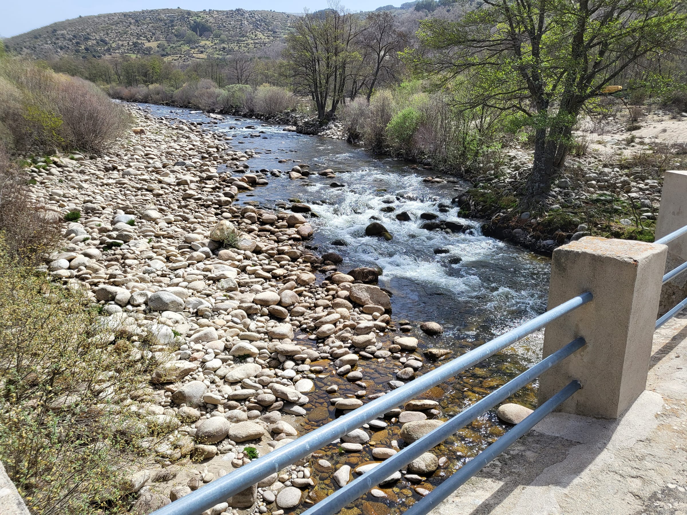 The Río Tormes at La Angostura de Tormes showing the granite rounded-stone riverbed.